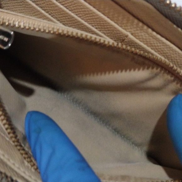 Coach Brown Leather Zip Wallet – Dual-Tone Design - Gold Logo | Sleek & Stylish - Picture 14 of 15